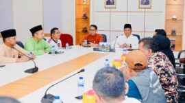 Sekretaris Daerah (Sekda) Kota Batam, Firmansyah, mewakili Wali Kota Batam, Amsakar Achmad, saat menerima audiensi perwakilan Forum Komunikasi Warga Jalan Tengku Sulung (Tengku Sulung Squad). Foto: INIKEPRI.COM/Media Center Batam 