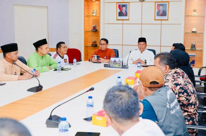 Sekretaris Daerah (Sekda) Kota Batam, Firmansyah, mewakili Wali Kota Batam, Amsakar Achmad, saat menerima audiensi perwakilan Forum Komunikasi Warga Jalan Tengku Sulung (Tengku Sulung Squad). Foto: INIKEPRI.COM/Media Center Batam 