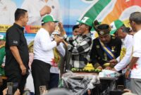 Wali Kota Batam Amsakar Achmad menyuapi pendiri Perpat Saparuddin Muda pada momen harlah ke-26. Foto: INIKEPRI.COM