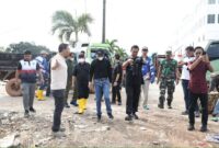 Amsakar memimpin kegiatan gotong-royong di Tempat Pembuangan Sampah (TPS) Panjang, Kelurahan Mangsang, Kecamatan Seibeduk. Foto: INIKEPRI.COM