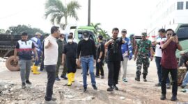 Amsakar memimpin kegiatan gotong-royong di Tempat Pembuangan Sampah (TPS) Panjang, Kelurahan Mangsang, Kecamatan Seibeduk. Foto: INIKEPRI.COM