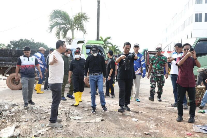 Amsakar memimpin kegiatan gotong-royong di Tempat Pembuangan Sampah (TPS) Panjang, Kelurahan Mangsang, Kecamatan Seibeduk. Foto: INIKEPRI.COM