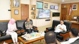 Wali Kota Batam, Amsakar Achmad, menerima kunjungan kerja Wali Kota Tanjungbalai, Mahyarudin Salim, beserta Tim Penggerak PKK dan Bagian Kesra Setdako Tanjungbalai di Kantor Wali Kota Batam, Selasa (25/11/2025). Foto: INIKEPRI.COM/Media Center Batam 
