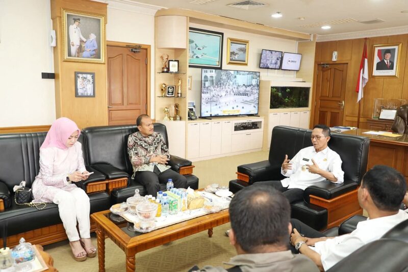 Wali Kota Batam, Amsakar Achmad, menerima kunjungan kerja Wali Kota Tanjungbalai, Mahyarudin Salim, beserta Tim Penggerak PKK dan Bagian Kesra Setdako Tanjungbalai di Kantor Wali Kota Batam, Selasa (25/11/2025). Foto: INIKEPRI.COM/Media Center Batam 