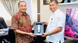 Sekretaris Daerah Kota Batam, Firmansyah, menerima audiensi dan silaturahmi BPJS Ketenagakerjaan Cabang Batam di Ruang Kerja Sekda, Kantor Wali Kota Batam, Rabu (26/11/2025). Foto: INIKEPRI.COM/Media Center Batam 