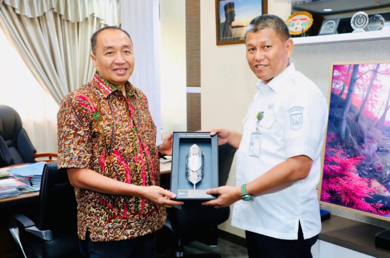 Sekretaris Daerah Kota Batam, Firmansyah, menerima audiensi dan silaturahmi BPJS Ketenagakerjaan Cabang Batam di Ruang Kerja Sekda, Kantor Wali Kota Batam, Rabu (26/11/2025). Foto: INIKEPRI.COM/Media Center Batam 