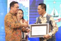 Penghargaan diserahkan langsung oleh Menteri Perdagangan RI, Budi Santoso, kepada Wali Kota Amsakar pada acara Penghargaan Perlindungan Konsumen 2025 yang dirangkaikan dengan Forum Konsultasi Publik UPTP III, bertempat di Auditorium Utama Kemendag, Kamis (27/11/2025). Foto: INIKEPRI.COM