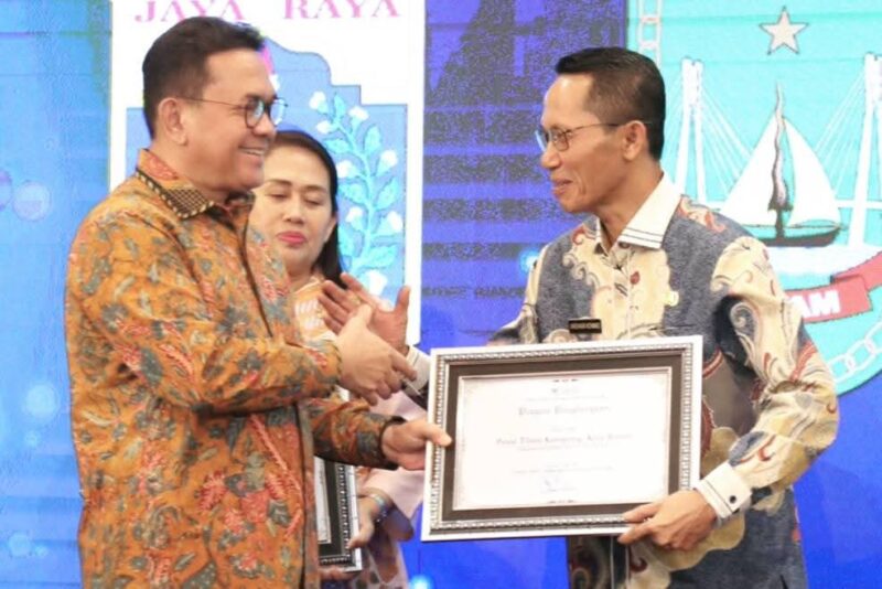 Penghargaan diserahkan langsung oleh Menteri Perdagangan RI, Budi Santoso, kepada Wali Kota Amsakar pada acara Penghargaan Perlindungan Konsumen 2025 yang dirangkaikan dengan Forum Konsultasi Publik UPTP III, bertempat di Auditorium Utama Kemendag, Kamis (27/11/2025). Foto: INIKEPRI.COM