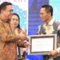 Penghargaan diserahkan langsung oleh Menteri Perdagangan RI, Budi Santoso, kepada Wali Kota Amsakar pada acara Penghargaan Perlindungan Konsumen 2025 yang dirangkaikan dengan Forum Konsultasi Publik UPTP III, bertempat di Auditorium Utama Kemendag, Kamis (27/11/2025). Foto: INIKEPRI.COM