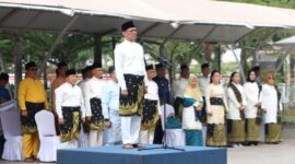 Ketua DPRD Kota Batam, Muhammad Kamaluddin, memimpin apel peringatan Hari Jadi ke-25 DPRD Kota Batam Tahun 2025 di halaman Gedung DPRD Batam, Jumat (31/10/2025). Foto: INIKEPRI.COM