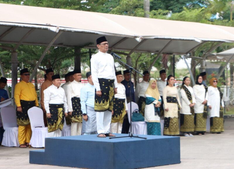 Ketua DPRD Kota Batam, Muhammad Kamaluddin, memimpin apel peringatan Hari Jadi ke-25 DPRD Kota Batam Tahun 2025 di halaman Gedung DPRD Batam, Jumat (31/10/2025). Foto: INIKEPRI.COM