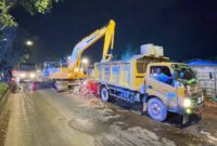 Pembersihan TPS di depan Top 100 Jodoh. Foto: INIKEPRI.COM