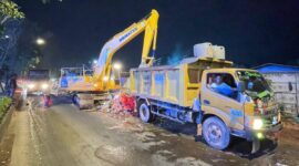 Pembersihan TPS di depan Top 100 Jodoh. Foto: INIKEPRI.COM