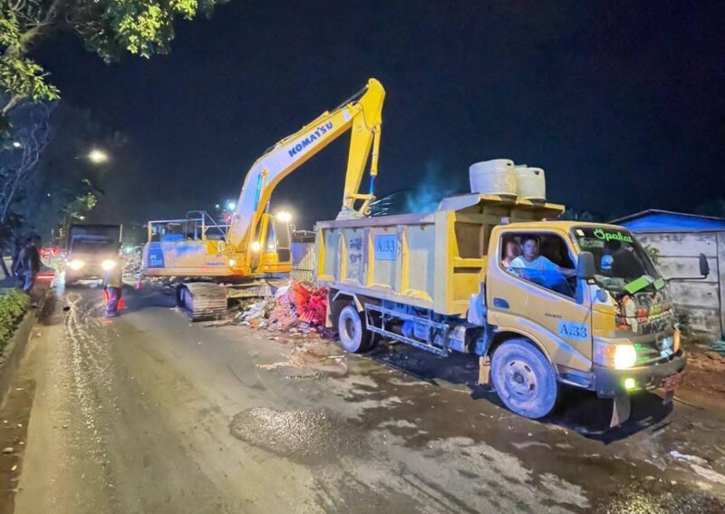 Pembersihan TPS di depan Top 100 Jodoh. Foto: INIKEPRI.COM