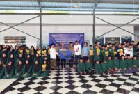 Komisaris Bank BTN, Pietra Machreza Paloh, bersama Branch Manager BTN Batam, Indra Sakti Agung Nugroho, dan Ketua Yayasan Al Fadlu sekaligus Ketua DPRD Kota Batam, Kamaluddin, menyerahkan secara simbolis bantuan 260 paket sembako kepada santri Yayasan Al Fadlu, Nongsa, Batam, Jumat (7/11/2025). Foto: INIKEPRI.COM