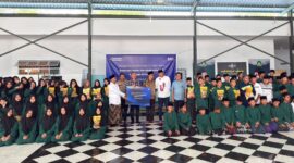 Komisaris Bank BTN, Pietra Machreza Paloh, bersama Branch Manager BTN Batam, Indra Sakti Agung Nugroho, dan Ketua Yayasan Al Fadlu sekaligus Ketua DPRD Kota Batam, Kamaluddin, menyerahkan secara simbolis bantuan 260 paket sembako kepada santri Yayasan Al Fadlu, Nongsa, Batam, Jumat (7/11/2025). Foto: INIKEPRI.COM