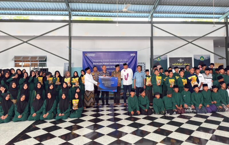 Komisaris Bank BTN, Pietra Machreza Paloh, bersama Branch Manager BTN Batam, Indra Sakti Agung Nugroho, dan Ketua Yayasan Al Fadlu sekaligus Ketua DPRD Kota Batam, Kamaluddin, menyerahkan secara simbolis bantuan 260 paket sembako kepada santri Yayasan Al Fadlu, Nongsa, Batam, Jumat (7/11/2025). Foto: INIKEPRI.COM