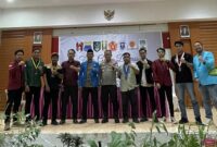 Ketua DPD KNPI Kepulauan Riau, Andi Kusuma (berjas warna tosca), berfoto bersama Kapolresta Barelang Kombes Pol Zaenal Arifin dan perwakilan organisasi kepemudaan Cipayung Plus Provinsi Kepri usai kegiatan Forum Grup Diskusi bertema “Benih Pikiran Sumpah Pemuda” di Aula Dispora Batam, Sabtu (8/11/2025) malam. Foto: INIKEPRI.COM