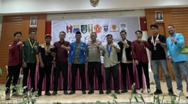 Ketua DPD KNPI Kepulauan Riau, Andi Kusuma (berjas warna tosca), berfoto bersama Kapolresta Barelang Kombes Pol Zaenal Arifin dan perwakilan organisasi kepemudaan Cipayung Plus Provinsi Kepri usai kegiatan Forum Grup Diskusi bertema “Benih Pikiran Sumpah Pemuda” di Aula Dispora Batam, Sabtu (8/11/2025) malam. Foto: INIKEPRI.COM