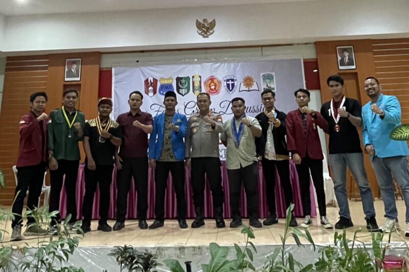 Ketua DPD KNPI Kepulauan Riau, Andi Kusuma (berjas warna tosca), berfoto bersama Kapolresta Barelang Kombes Pol Zaenal Arifin dan perwakilan organisasi kepemudaan Cipayung Plus Provinsi Kepri usai kegiatan Forum Grup Diskusi bertema “Benih Pikiran Sumpah Pemuda” di Aula Dispora Batam, Sabtu (8/11/2025) malam. Foto: INIKEPRI.COM