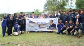 Kader partai NasDem Kepulauan Riau saat melakukan ziarah ke makam Nyat Kadir. Foto: INIKEPRI.COM