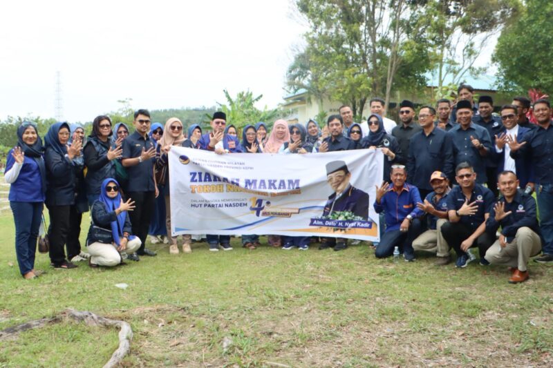 Kader partai NasDem Kepulauan Riau saat melakukan ziarah ke makam Nyat Kadir. Foto: INIKEPRI.COM
