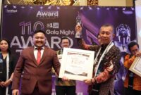 Kepala BP Batam, Amsakar Achmad menerima penghargaan kategori 