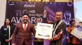 Kepala BP Batam, Amsakar Achmad menerima penghargaan kategori 