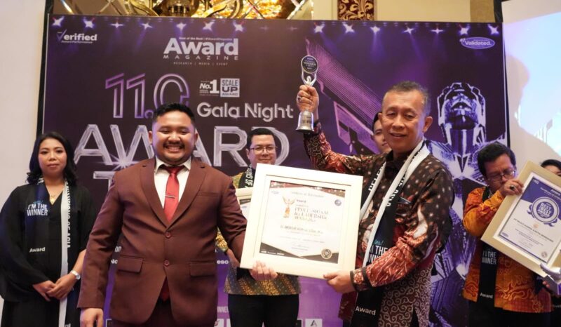 Kepala BP Batam, Amsakar Achmad menerima penghargaan kategori 