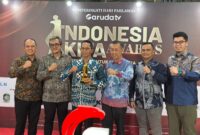 Kepala BP Batam Amsakar Achmad bersama jajaran menerima penghargaan “Outstanding Investment Performance” dalam ajang Indonesia Kita Awards 2025 yang diselenggarakan oleh Garuda TV di Patra Jasa Office Tower, Jakarta, Senin (10/11/2025). Foto: INIKEPRI.COM