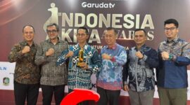 Kepala BP Batam Amsakar Achmad bersama jajaran menerima penghargaan “Outstanding Investment Performance” dalam ajang Indonesia Kita Awards 2025 yang diselenggarakan oleh Garuda TV di Patra Jasa Office Tower, Jakarta, Senin (10/11/2025). Foto: INIKEPRI.COM