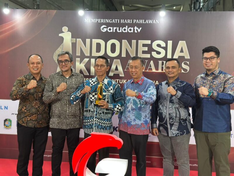 Kepala BP Batam Amsakar Achmad bersama jajaran menerima penghargaan “Outstanding Investment Performance” dalam ajang Indonesia Kita Awards 2025 yang diselenggarakan oleh Garuda TV di Patra Jasa Office Tower, Jakarta, Senin (10/11/2025). Foto: INIKEPRI.COM
