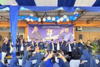 Anggota DPR dari tingkat pusat, provinsi dan kota serta pengurus NasDem berfoto bersama. Foto: INIKEPRI.COM