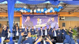 Anggota DPR dari tingkat pusat, provinsi dan kota serta pengurus NasDem berfoto bersama. Foto: INIKEPRI.COM