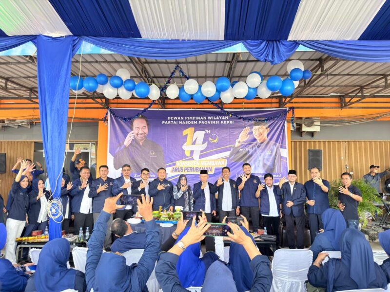 Anggota DPR dari tingkat pusat, provinsi dan kota serta pengurus NasDem berfoto bersama. Foto: INIKEPRI.COM