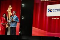 Kepala BP Batam Amsakar Achmad menerima penghargaan dalam ajang Indonesia Kita Awards yang mengusung tema “Inspirasi untuk Indonesia.” Foto: INIKEPRI.COM/BP Batam 