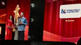 Kepala BP Batam Amsakar Achmad menerima penghargaan dalam ajang Indonesia Kita Awards yang mengusung tema “Inspirasi untuk Indonesia.” Foto: INIKEPRI.COM/BP Batam 