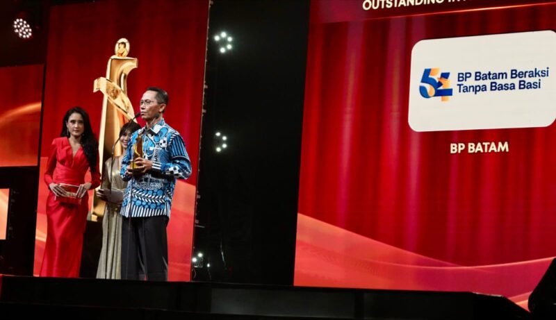 Kepala BP Batam Amsakar Achmad menerima penghargaan dalam ajang Indonesia Kita Awards yang mengusung tema “Inspirasi untuk Indonesia.” Foto: INIKEPRI.COM/BP Batam 