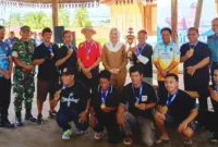 Bupati Natuna Cen Sui Lan menutup Turnamen Gasing Bupati Cup di Tugu Gasing, Bandarsyah. Foto: Istimewa 