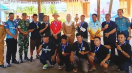 Bupati Natuna Cen Sui Lan menutup Turnamen Gasing Bupati Cup di Tugu Gasing, Bandarsyah. Foto: Istimewa 