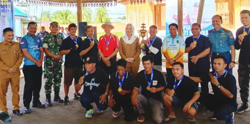 Bupati Natuna Cen Sui Lan menutup Turnamen Gasing Bupati Cup di Tugu Gasing, Bandarsyah. Foto: Istimewa 