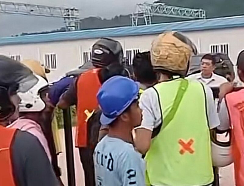 Aksi pekerja di PT BAI yang viral di TikTok. Foto: Tangkapan Layar 