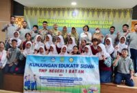 Siswa SMP Negeri 1 Batam melaksanakan kunjungan edukatif ke UPT Perpustakaan M. Sani Batam, Rabu (12/11/2025).  Foto: INIKEPRI.COM