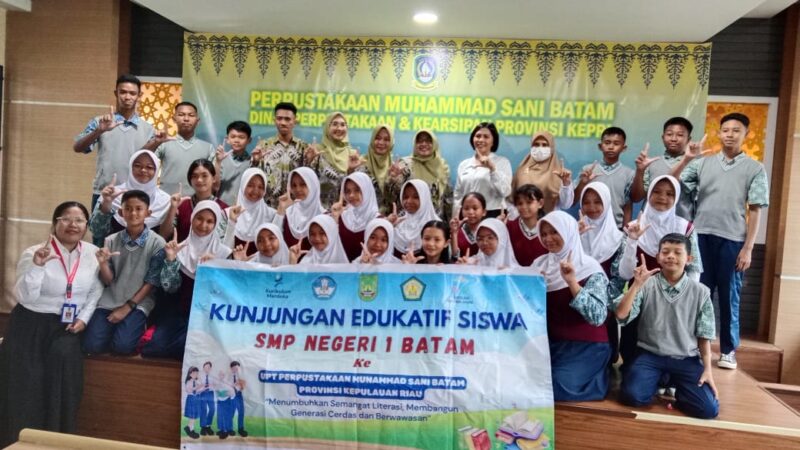 Siswa SMP Negeri 1 Batam melaksanakan kunjungan edukatif ke UPT Perpustakaan M. Sani Batam, Rabu (12/11/2025). Foto: INIKEPRI.COM