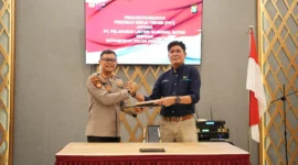 PT PLN Batam kembali mempererat kerja sama strategis dengan Kepolisian Daerah Kepulauan Riau melalui Direktorat Pengamanan Objek Vital Nasional (Ditpamobvit Polda Kepri) dengan ditandatanganinya Pedoman Kerja Teknis (PKT) Tahun 2026 tentang Pengamanan, Pengawalan, dan Penegakan Hukum terhadap Aset PT PLN Batam. Foto: INIKEPRI.COM/PLN Batam 
