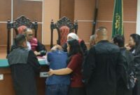 Suasana ruang persidangan saat Intan menonton video penyiksaan yang dilakukan sang majikan Roslina. Foto: Istimewa 