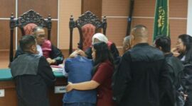 Suasana ruang persidangan saat Intan menonton video penyiksaan yang dilakukan sang majikan Roslina. Foto: Istimewa 