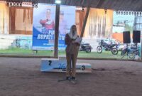 Bupati Natuna Cen Sui Lan saat menutup turnamen gasing di Ranai. Foto: Istimewa 