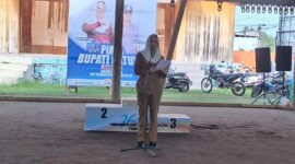 Bupati Natuna Cen Sui Lan saat menutup turnamen gasing di Ranai. Foto: Istimewa 