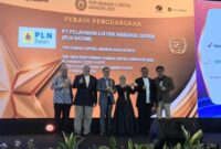 PT PLN Batam kembali menorehkan prestasi membanggakan dengan meraih dua penghargaan Bintang Lima pada ajang Top Human Capital Awards 2025 yang diselenggarakan di Hotel Raffles Jakarta. Foto: INIKEPRI.COM/PLN Batam